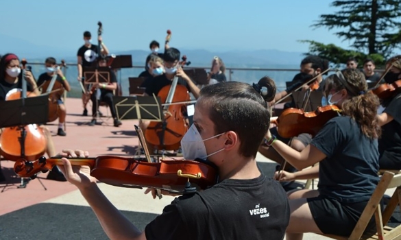 Joves de l'orquestra Vozes tocant música al Tibidabo