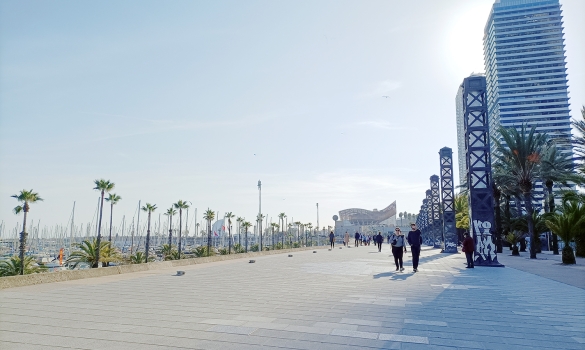 Passeig Marítim que limita amb el Port Olímpic de Barcelona