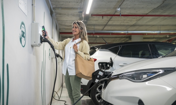 A woman charging her electric car in the Endolla Barcelona network in a B:SM car park