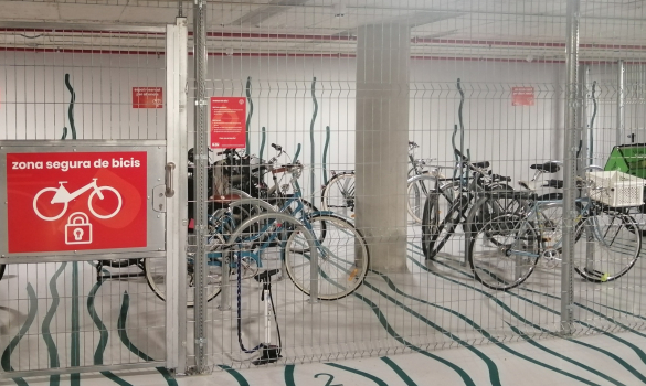 Foto interior d'un aparcament B:SM amb bicicletes aparcades