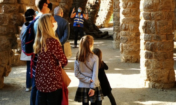 Una família fent una visita guiada al Park Güell