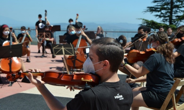 Músics tocant el violí al Parc d'atraccions Tibidabo