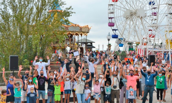 Infants participant al Posa't la gorra del Parc d'atraccions Tibidabo