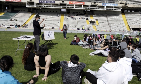 Un grup de joves assistint a les activitats del Visions de l'Anella Olímpica