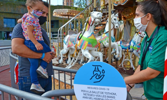 Un pare i la seva filla accedint al carrousel del Parc d'Atraccions Tibidabo
