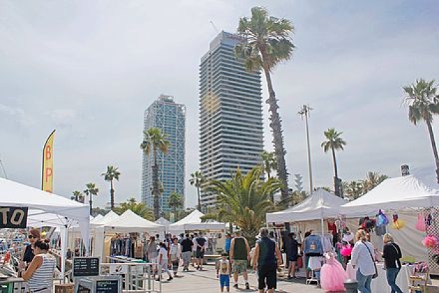 Una visió general del market del Port Olímpic