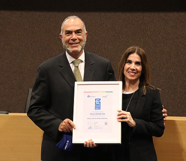 Marta Labata acompanyada de Miquel Romero rebent el diploma de l'obtenció del Segell EFQM