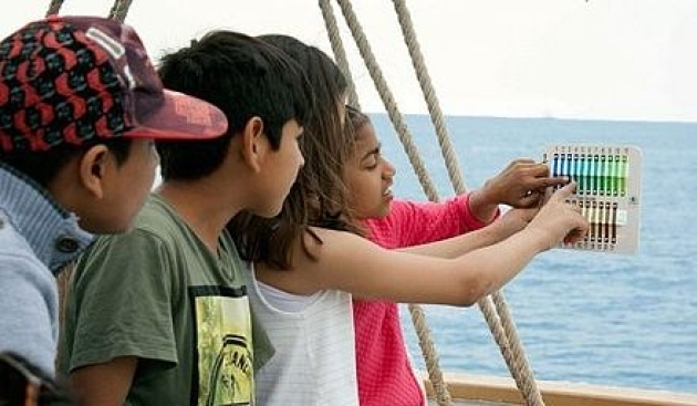 Uns infants participant a una activitat familiar al Port Olímpic