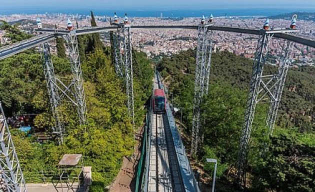 Panoràmica de la cuca de llum del Parc d'atraccions Tibidabo