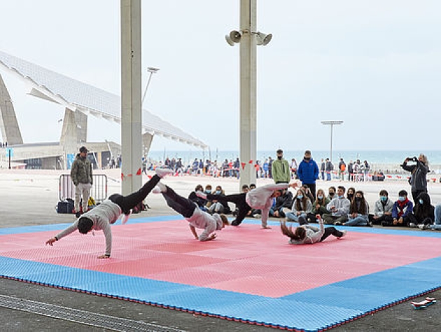 Alumnes participant en una activitat d'STEAM Fòrum a l'esplanada en un dia ennuvolat