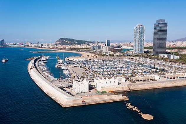 Imatge panoràmica del Port Olímpic en un dia assolellat