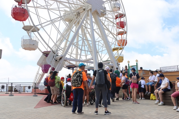 A thousand people with functional diversity enjoy the attractions of Tibidabo
