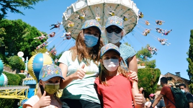 Una familia disfrutando de la fiesta solidaria "Ponte la gorra" en el Tibidabo