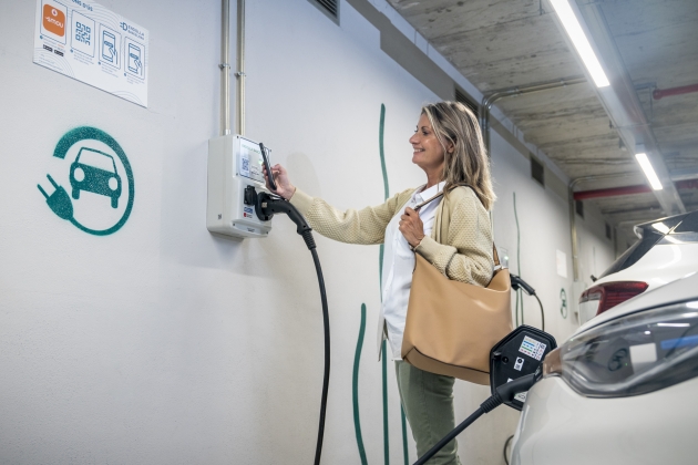 A woman charges her electric vehicle at the Endolla Network in a B:SM car park