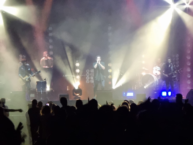 Imatge de l'escenari amb el públic d'un concert a l'Estadi