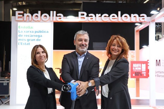 Marta Labata acompanyada de Jaume Collboni i Laia Bonet per comunicar el futur d'Endolla