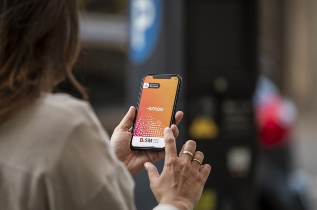 Una dona consultant l'app smou