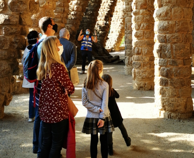 Una família fent una visita guiada al Park Güell
