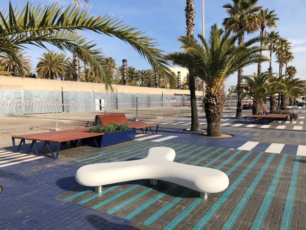 Nou mobiliari urbà en les instal·lacions del Port Olímpic