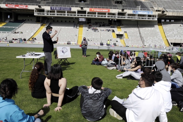 Un grup de joves assistint a les activitats del Visions de l'Anella Olímpica